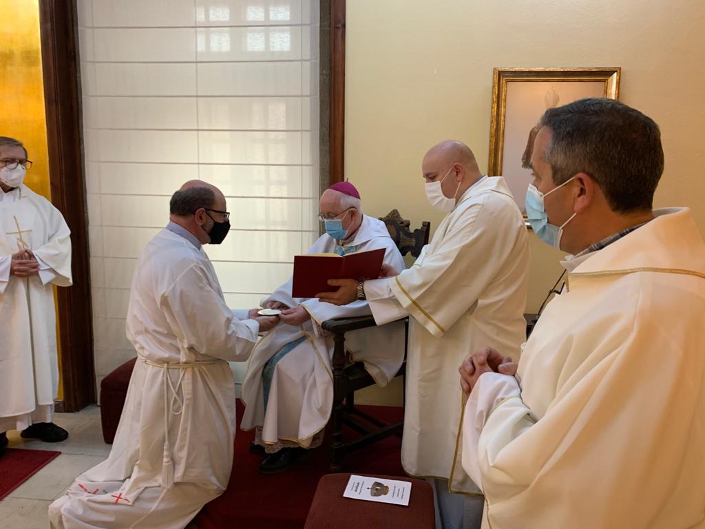 Don Julián dirige un retiro de candidatos al Diaconado permanente y preside la Eucaristía en la que se instituyó un nuevo acólito